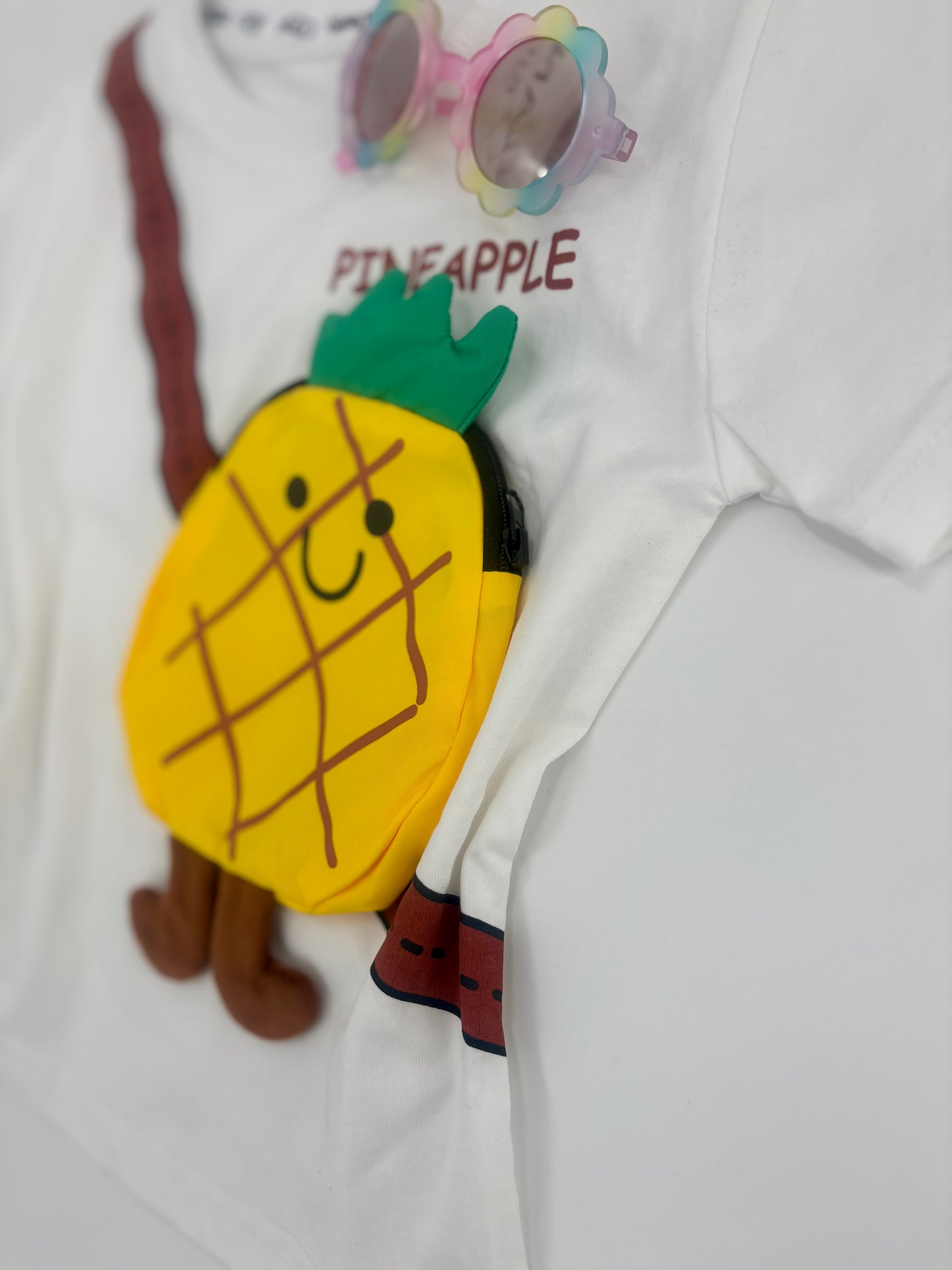 Fröhliches Kinder-T-Shirt mit Ananas-Tasche